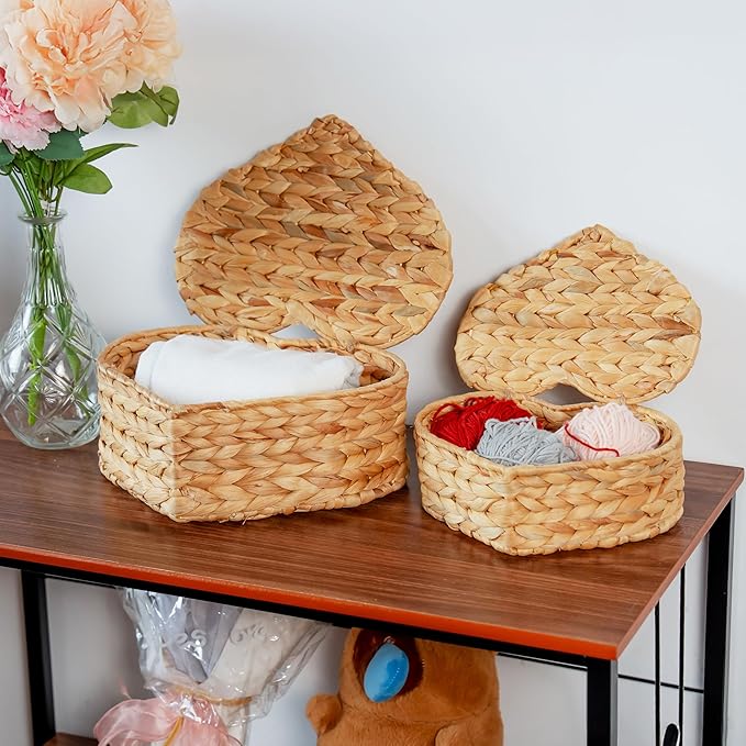 Set of 2 Heart Wicker Storage Bins with Lid, Small Rattan Basket Decorative Boxes, Multipurpose Organizer Display Boxes for Shelf Organizer, Boho Rattan Box for Home Decoration